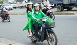 Hoàng Oanh diện áo dài, đi xe ôm dự sự kiện